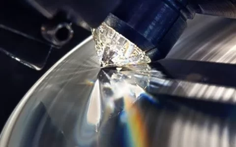 Diamond polishing uses fine diamond abrasives to achieve extremely smooth and high-gloss finishes. It is commonly used for precision components requiring low surface roughness and superior appearance.