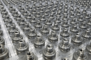 Rapid prototyping vs mass production for CNC parts: comparison table, decision guide, materials, and how to bridge the gap with low-volume CNC machining.